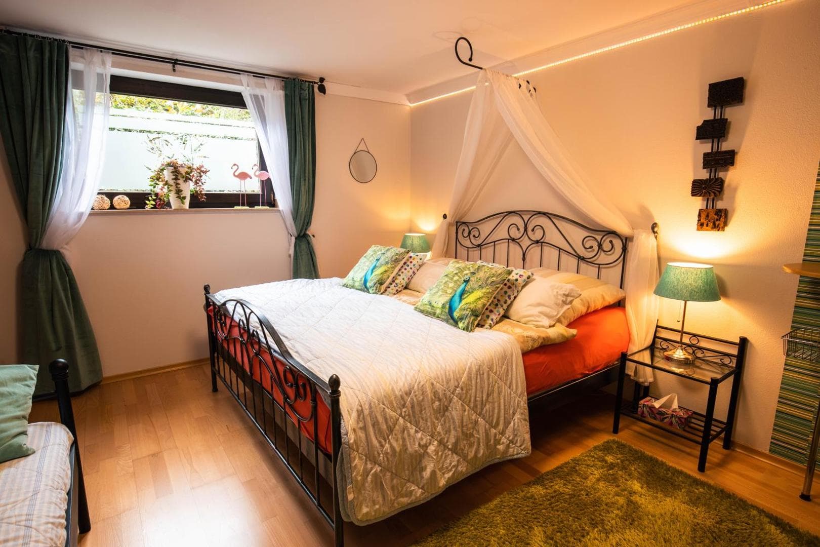 Erholungs Kellerchen - Schlafzimmer mit Himmelbett und LED-Beleuchtung