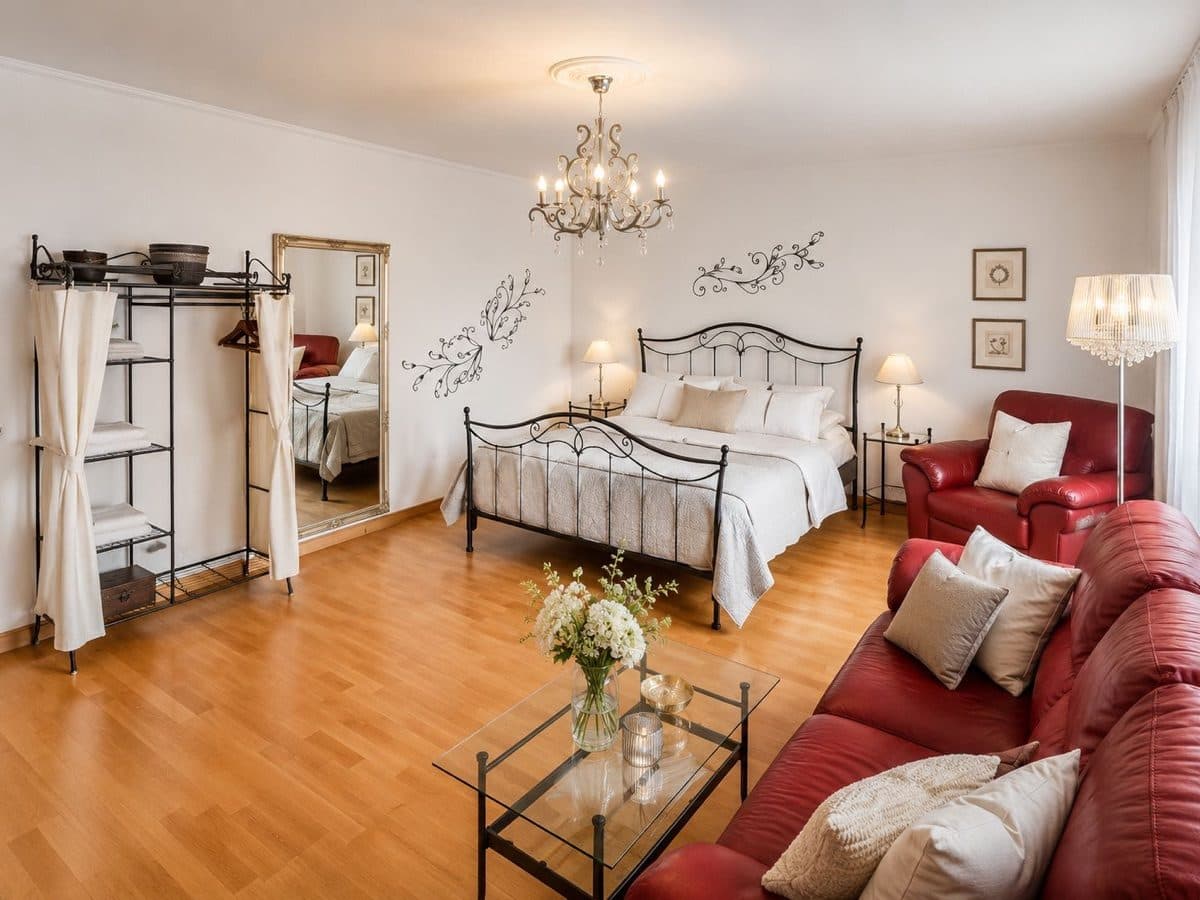 Erholungs Apartment - Geräumiger Wohn- und Schlafbereich mit Doppelbett und Kronleuchter
