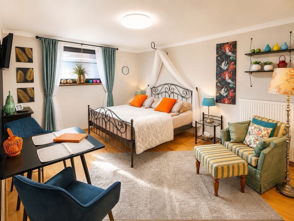 Erholungs Kellerchen - Gemütliches Schlafzimmer mit Doppelbett und Sitzecke
