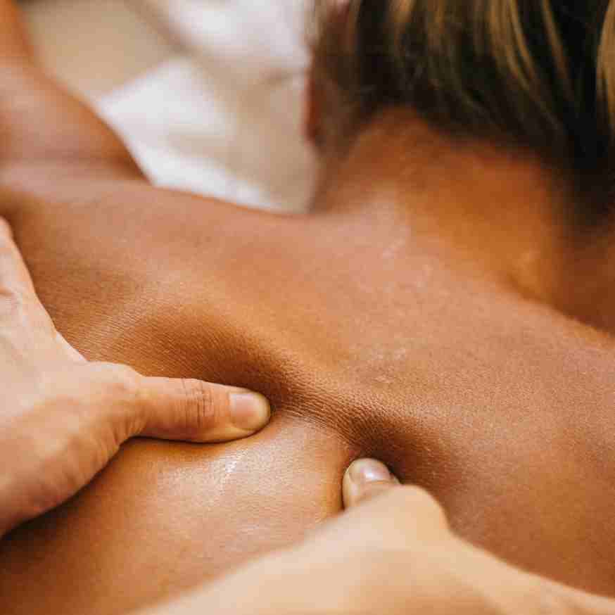 Behandlungsraum mit Massageliege