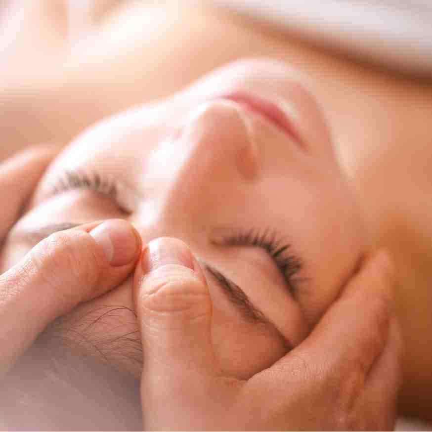 Behandlungsraum mit warmem Licht