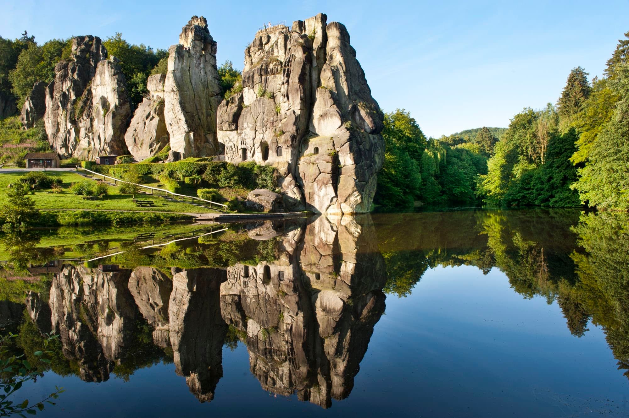 Externsteine mit Spiegelung im See