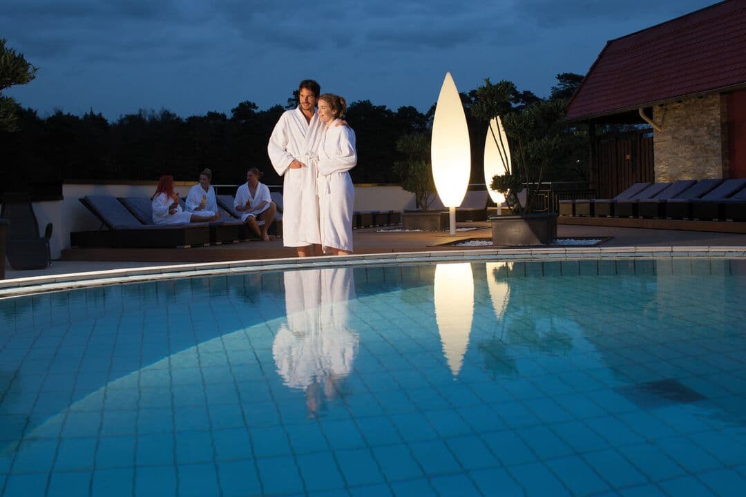 Außenpool bei Abendstimmung