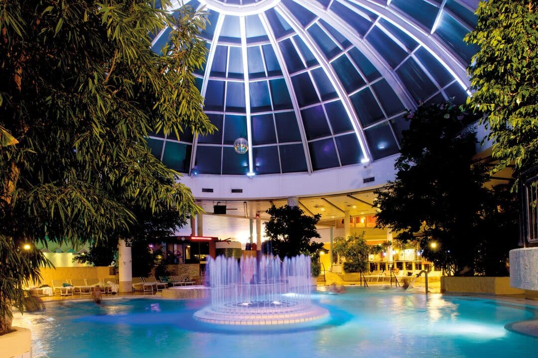 Aqua-Erlebniswelt mit Becken und Rutschen